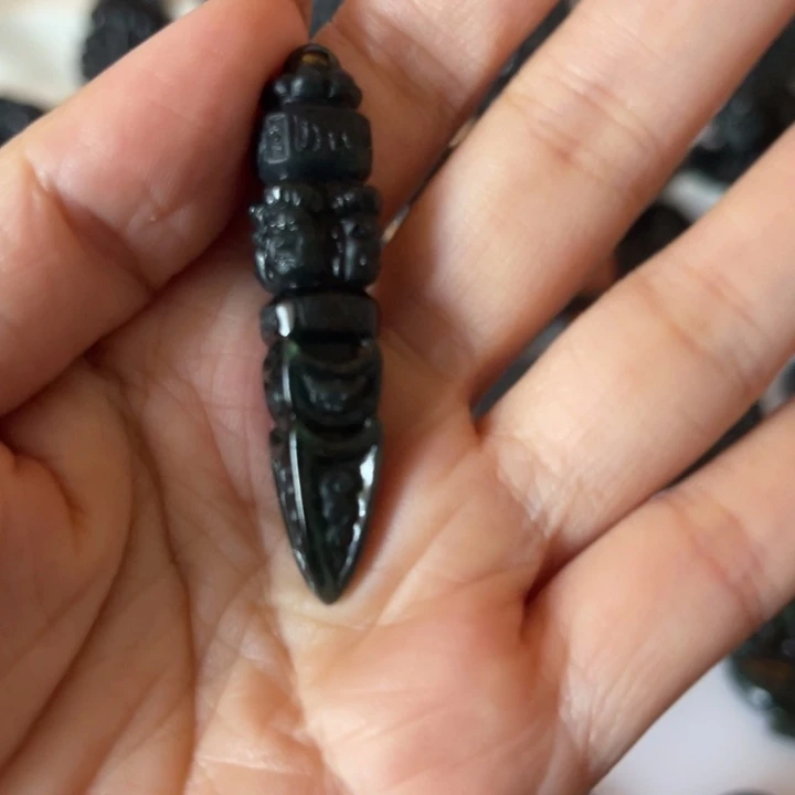 翡翠未镶嵌颈饰吃***以