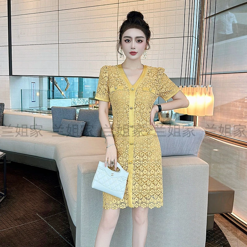 【花蕾满枝】设计2025夏季新款小香风名媛V领刺绣镂空A字短袖连衣裙