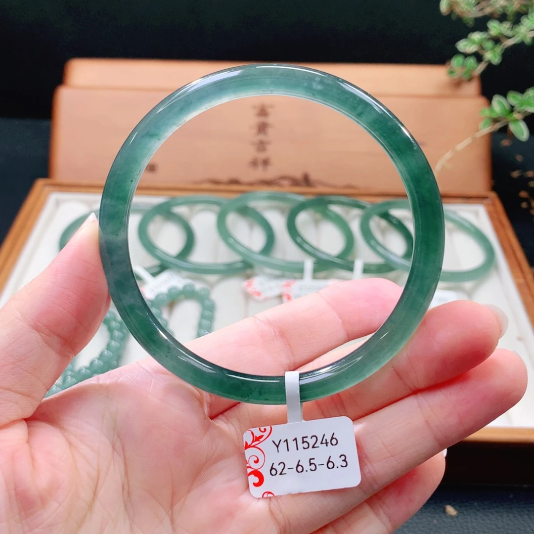 翡翠手镯（圆镯）未镶嵌