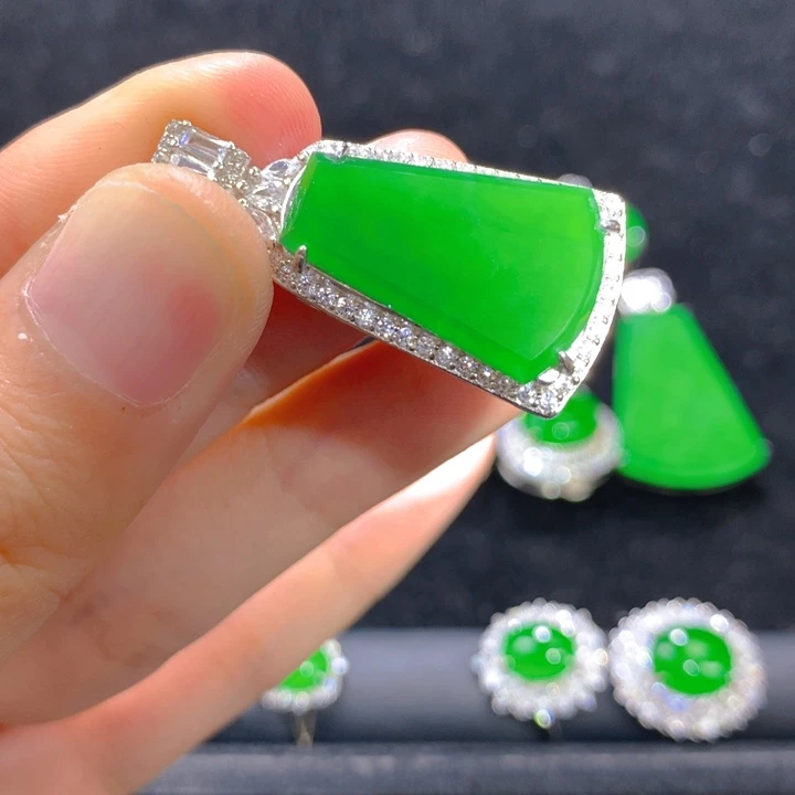 翡翠银S925镶嵌颈饰一个