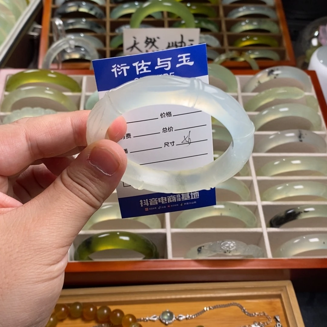 蛇纹石玉手镯未镶嵌一**球