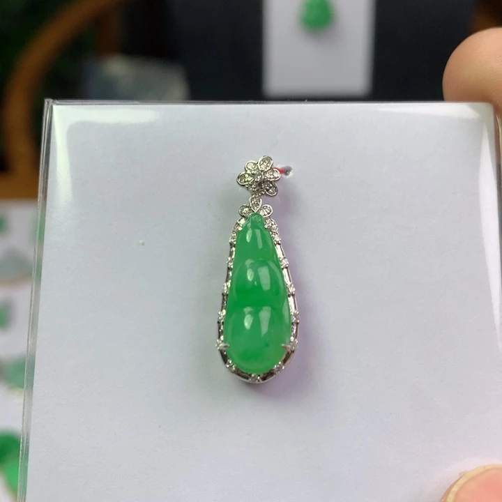 翡翠18K金镶嵌颈饰