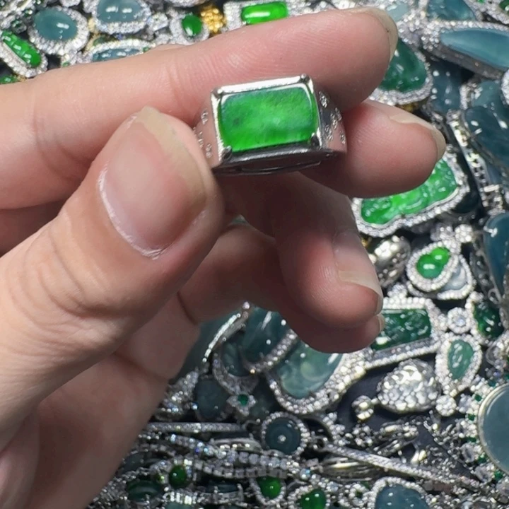 翡翠未镶嵌颈饰天然A货翡翠放漏