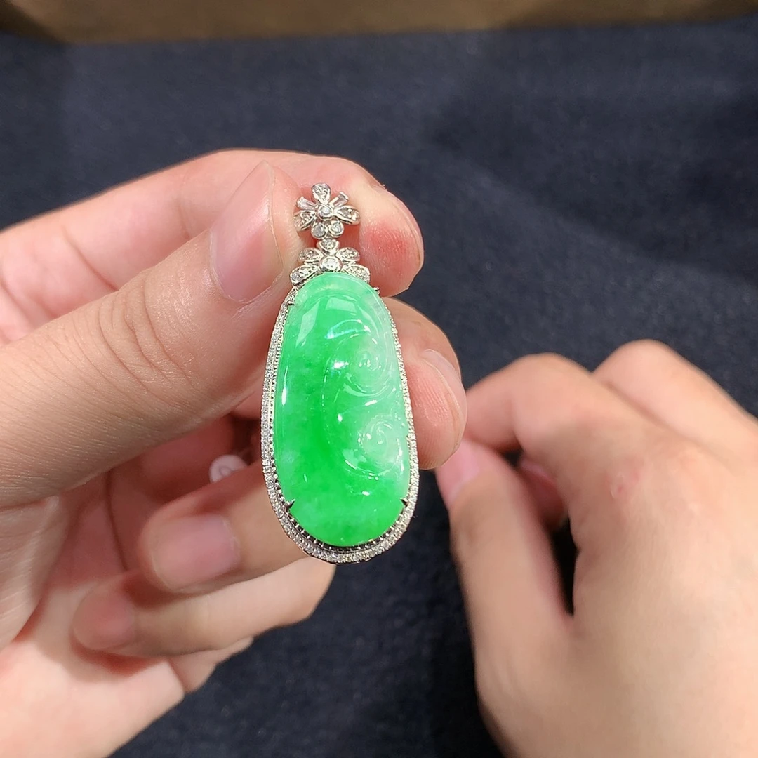 翡翠18K金镶嵌颈饰