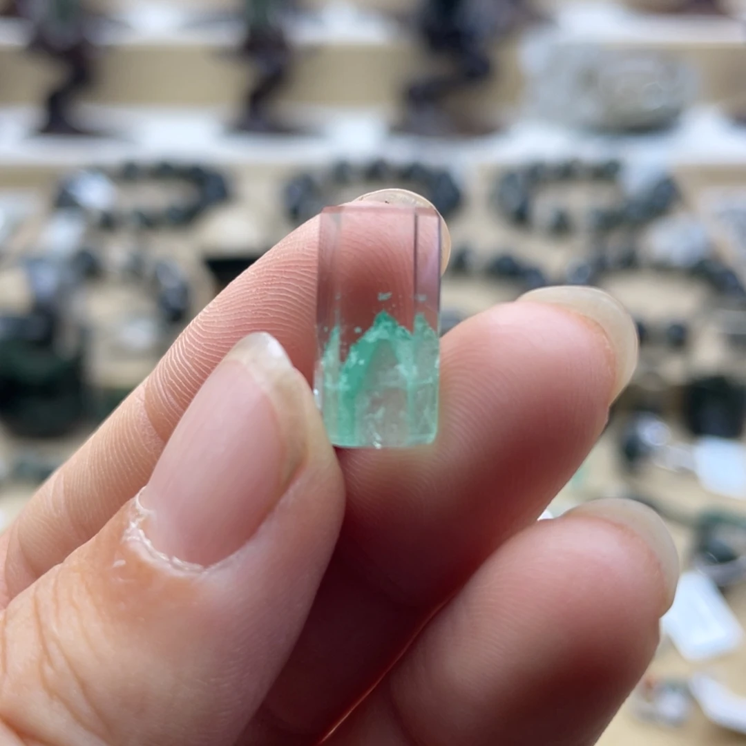 未镶嵌颈饰水晶翠幽灵金字塔柱子