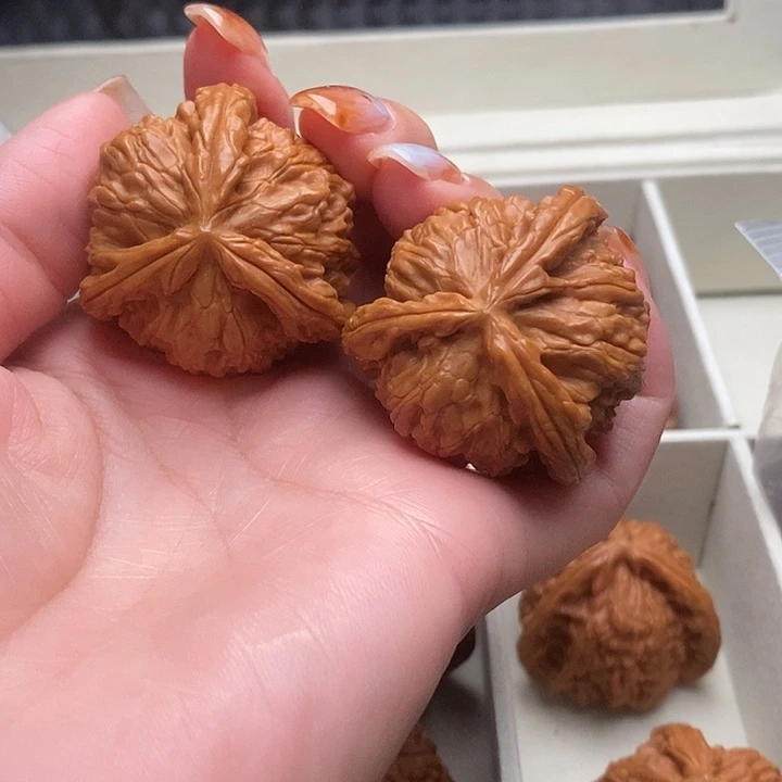 文玩核桃吊坠39尺 白狮子