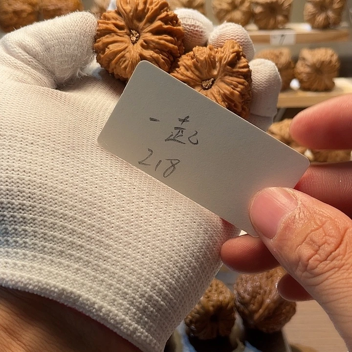 一***起文玩核桃把件鲸品南疆石凹底留疤