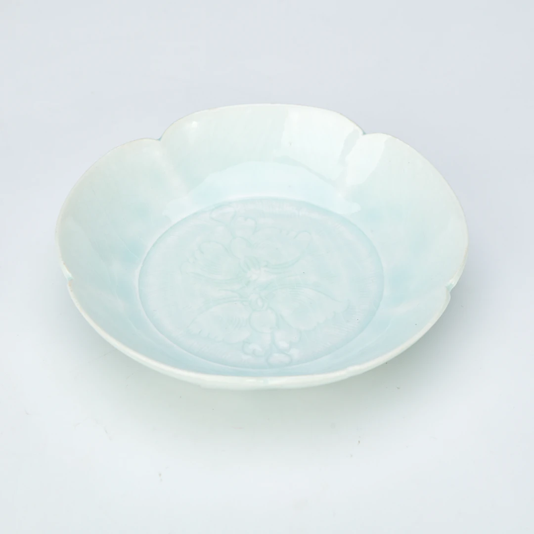 8.明代青白釉刻对蝶纹花口盘【古董拍卖】