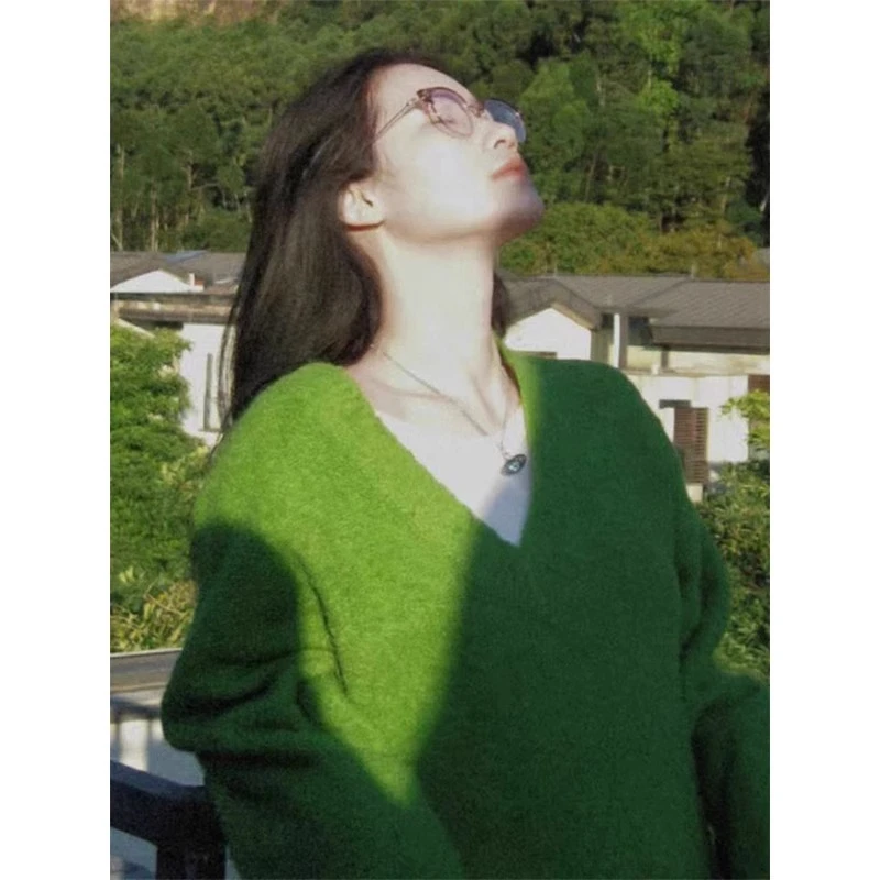 秋冬超好看的牛油果绿色v领毛衣女宽松软糯精仿浣熊绒针织打底衫