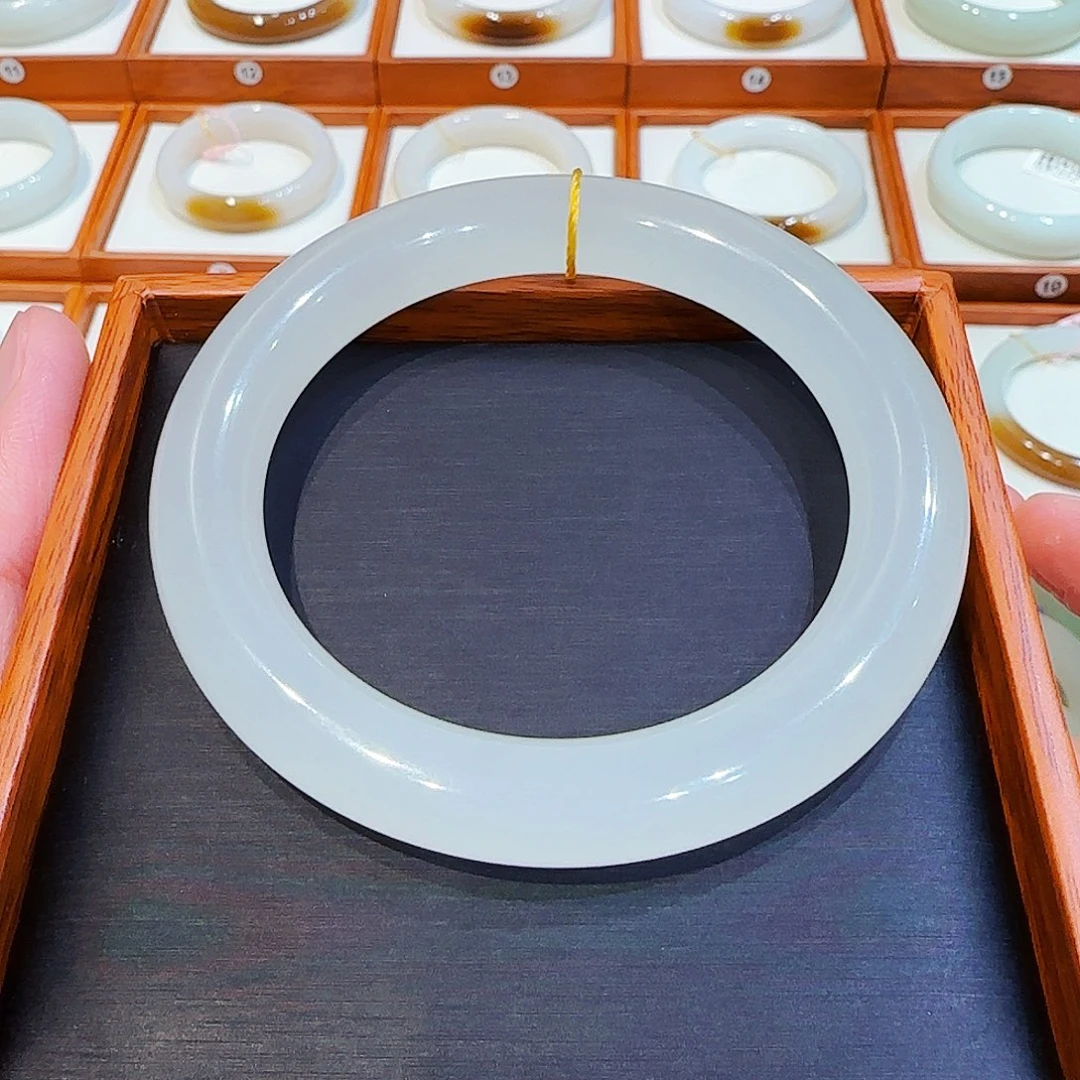 M***m未镶嵌手镯和田玉高冰胖圆荔枝冻60