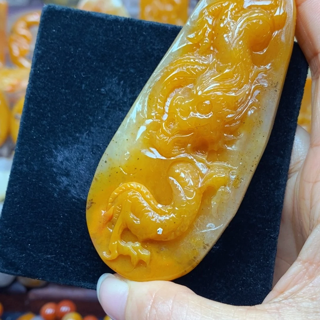 未镶嵌石英质玉（黄龙玉）颈饰