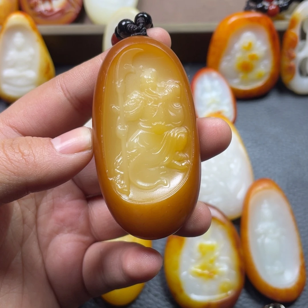 子***鱼和田玉未镶嵌颈饰