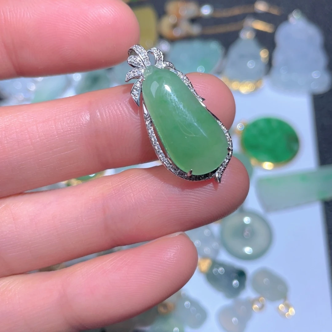 翡翠颈饰18K金镶嵌翡翠