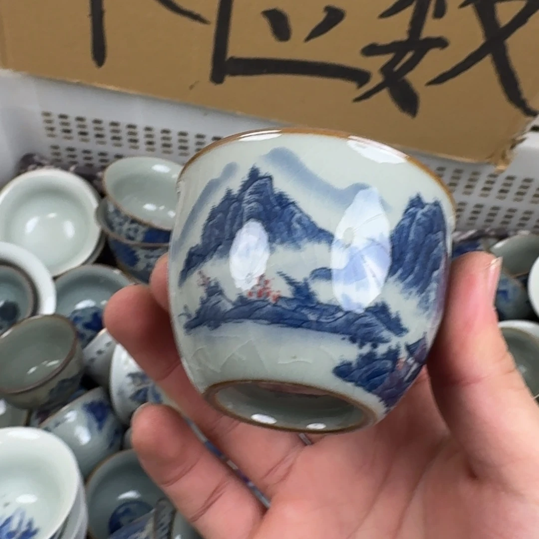青花山水客杯的微瑕