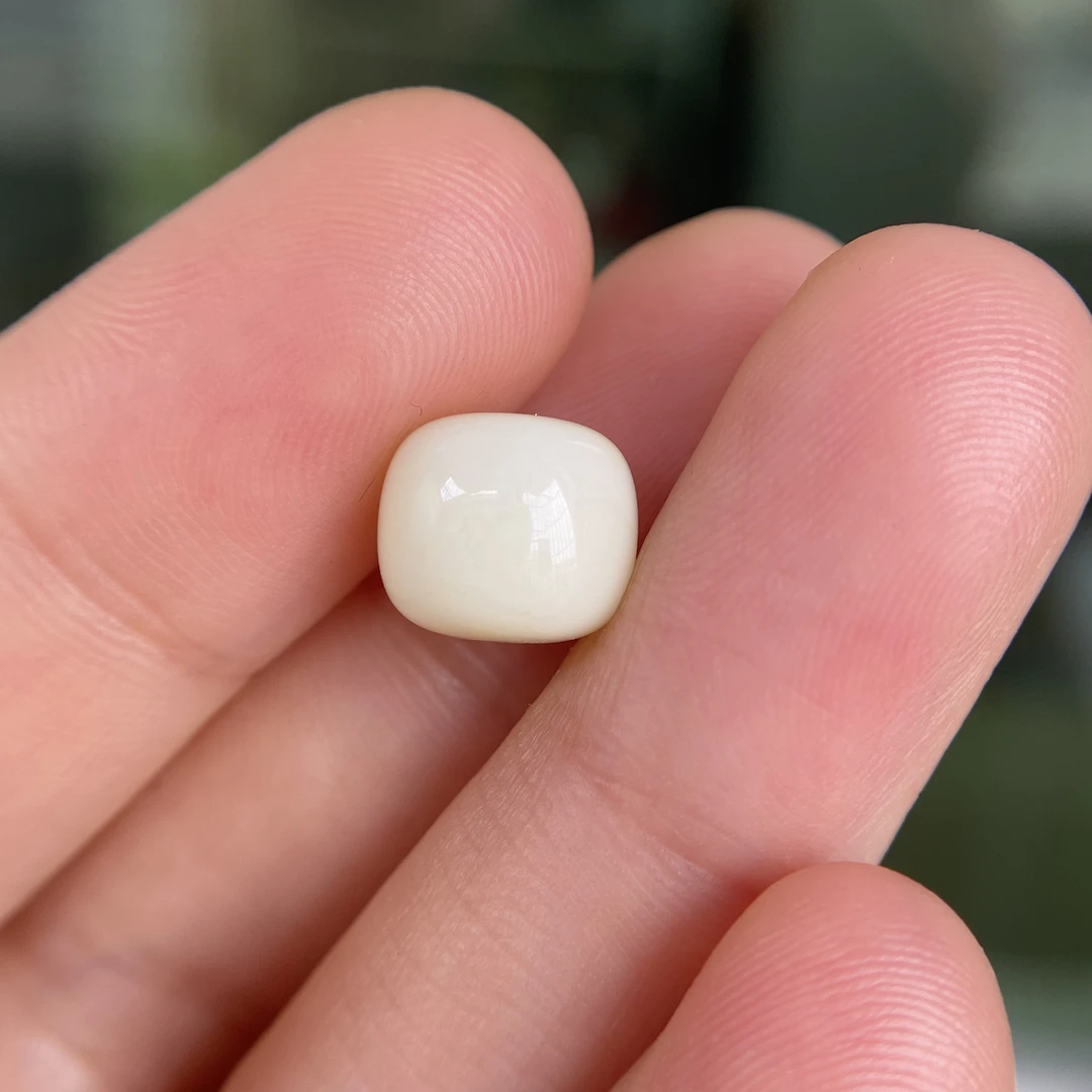 蜜蜡小奶白蜜老型配饰10.0×8.7mm，颜色挺白无杂裂