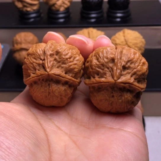 文玩核桃把件红宝石三楞15