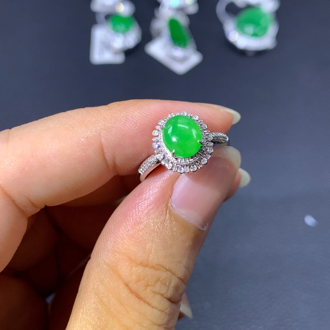 翡翠戒指18K金镶嵌?*滴翡翠