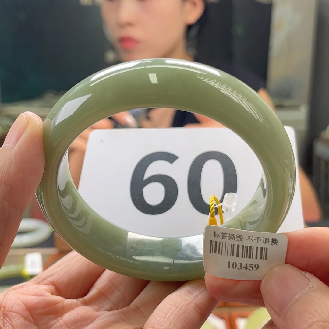 和田玉手镯未镶嵌微瑕13