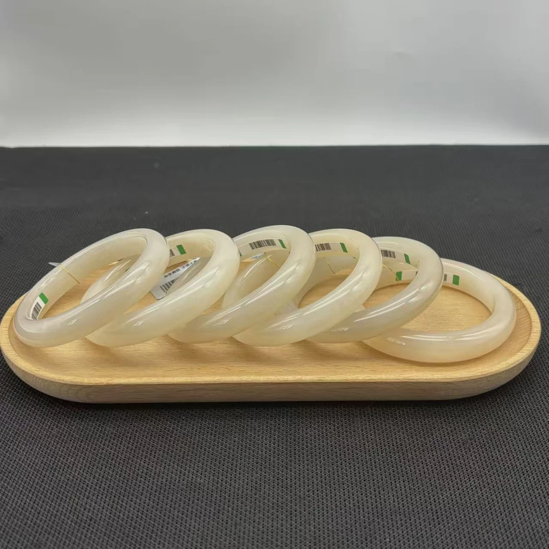 老卢和田玉手镯精美时尚气质款多样性发货其一  83