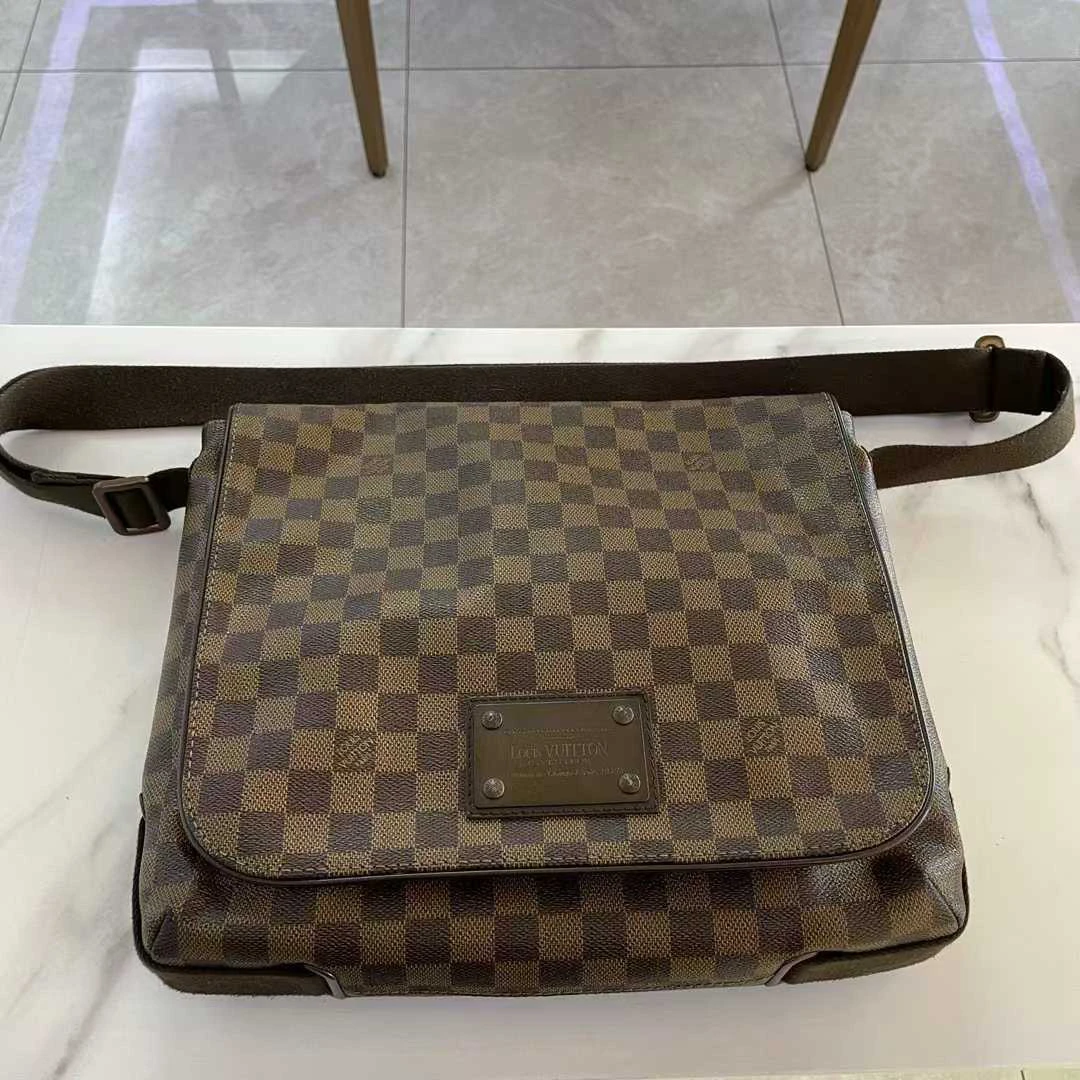 99新 LV 棕棋盘格翻盖单肩斜挎邮差包  尺寸31x9x28cm