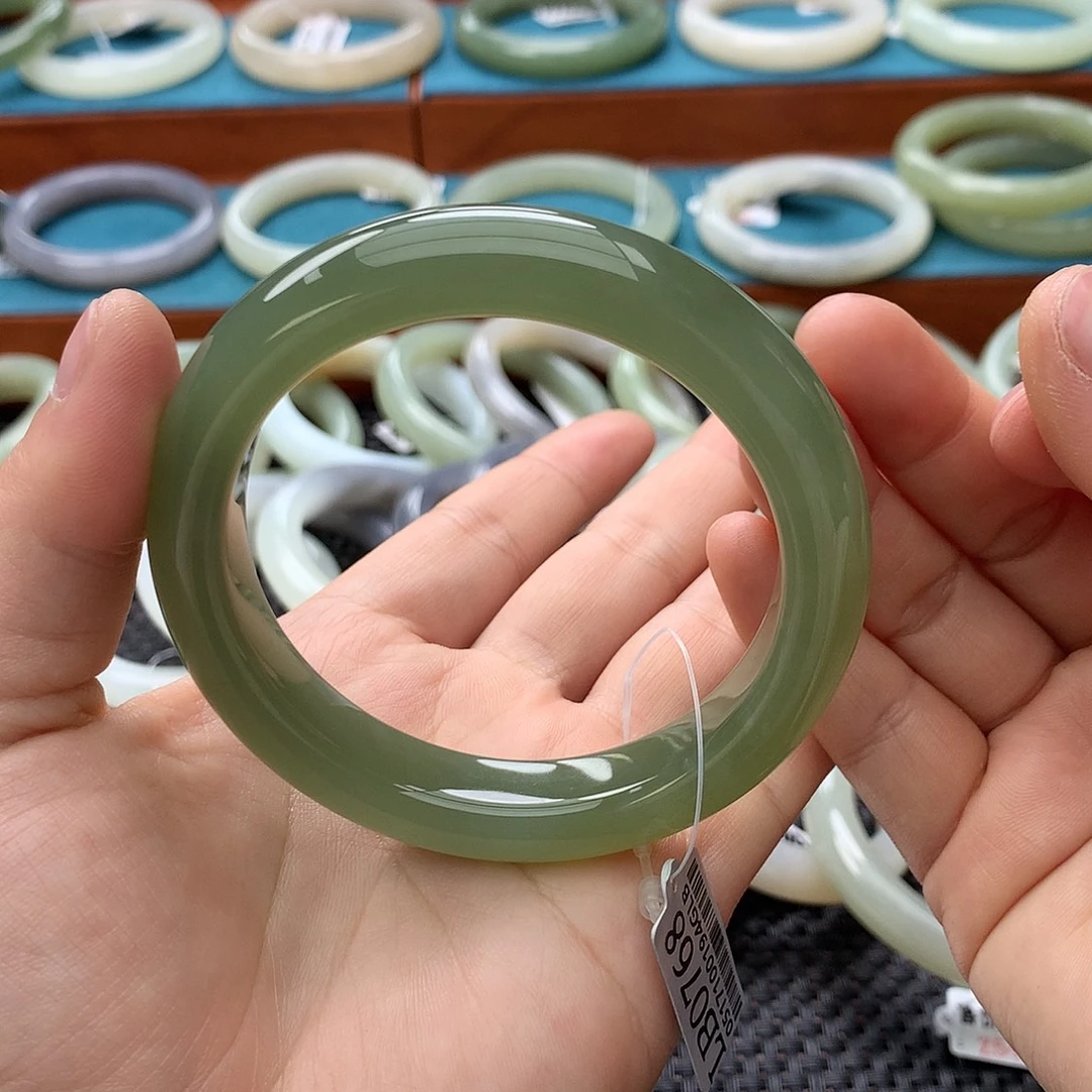 和田玉未镶嵌手镯浓葡萄绿