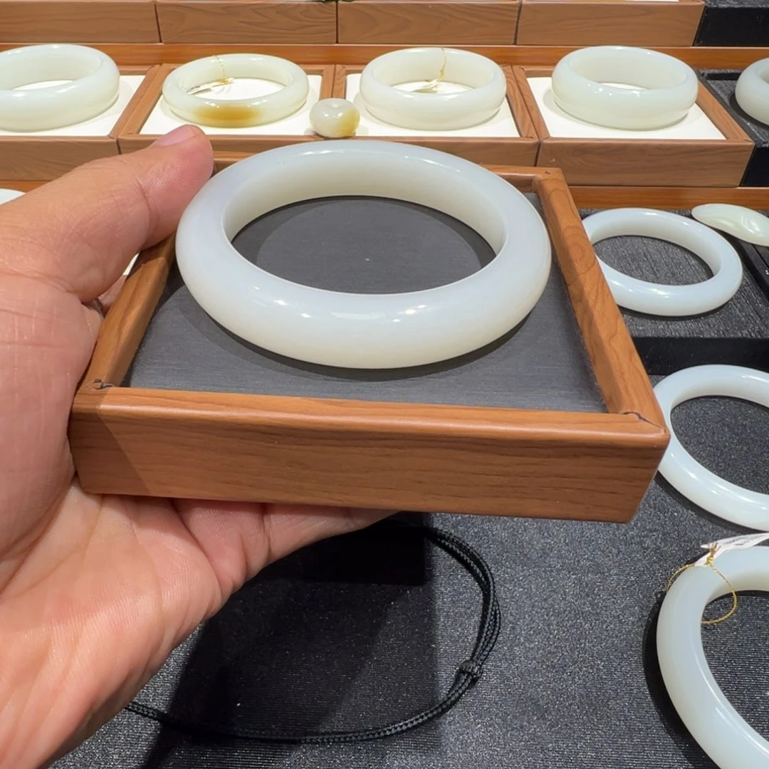 和田玉未镶嵌手镯