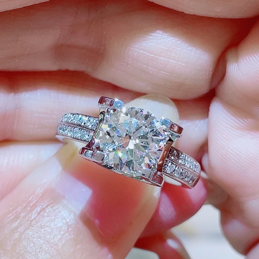 铂Pt950镶嵌实验室培育钻石1.5克拉重金牛头戒指