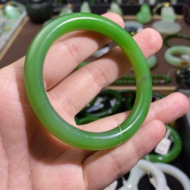 和田玉碧玉荧光猫眼果绿色圆条手镯56圈口40克未镶嵌