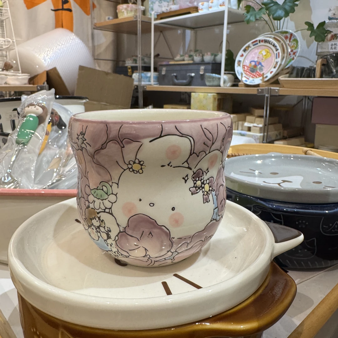 紫色手绘手握杯子