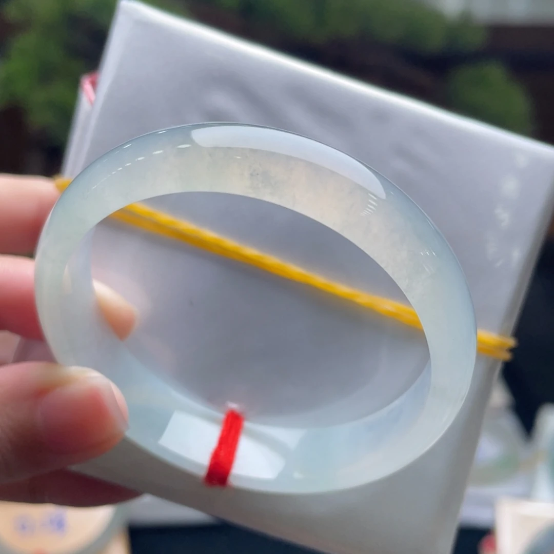 翡翠未镶嵌手镯50.7炸光 冰透亮