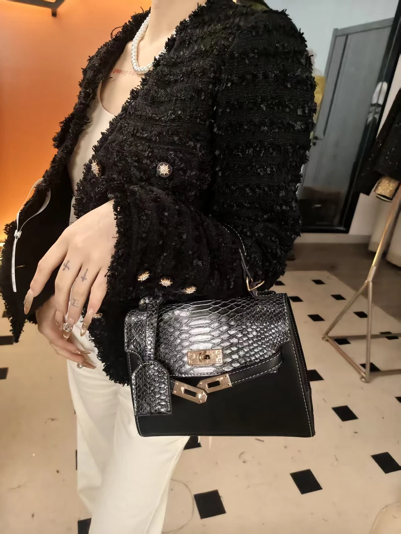 【立体罗马】831秋季新款小香风短外套女YL250017黑色