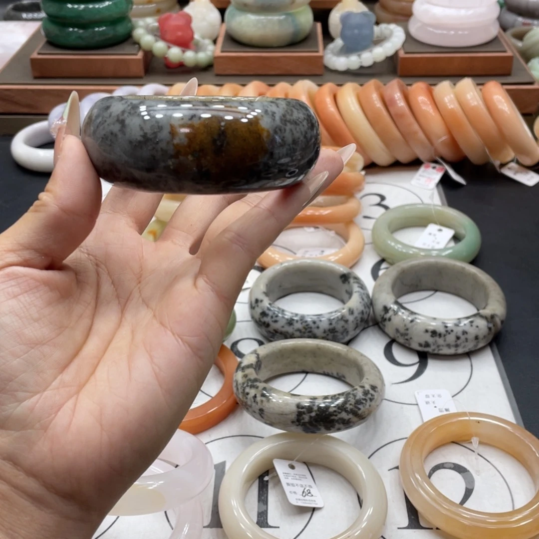 西***妈石英质玉手镯未镶嵌