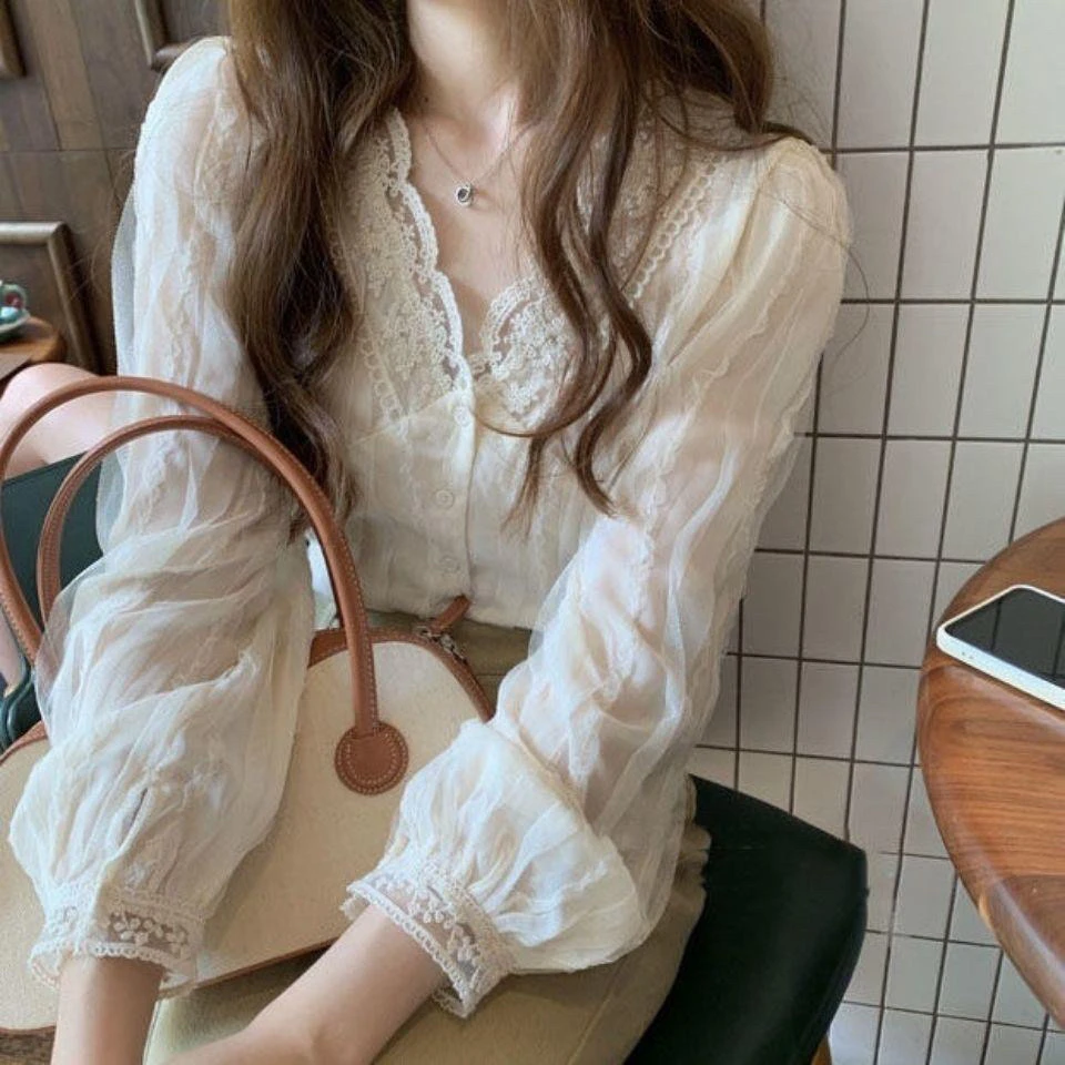 蕾丝衬衫女春秋款甜美气质温柔小衫V领高级打底雪纺长袖别致上衣