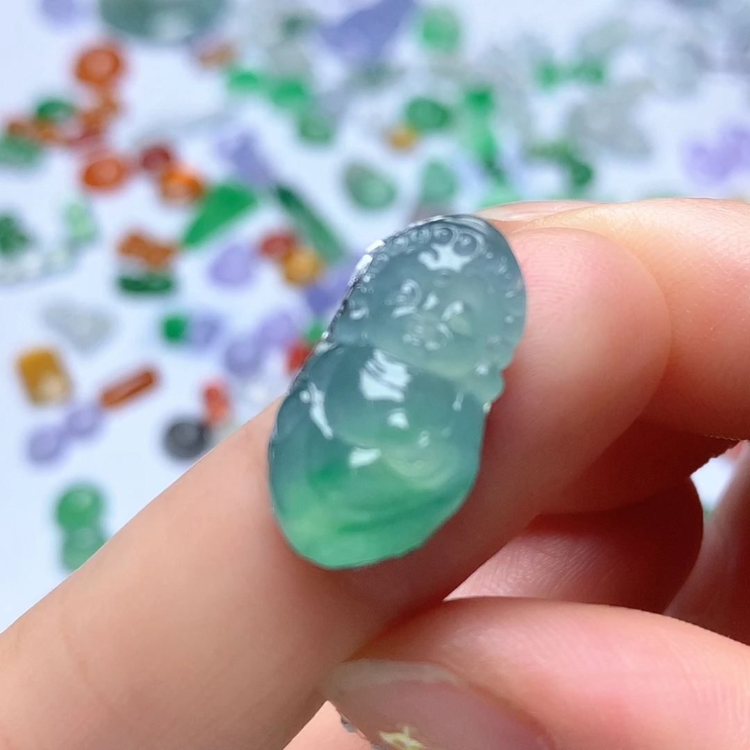 翡翠未镶嵌颈饰佛