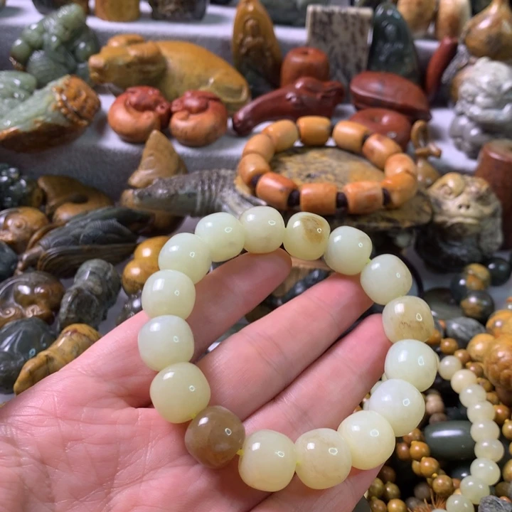 未镶嵌岫岩河磨玉（透闪石质玉）把件