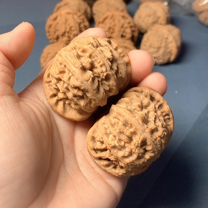 奥***诺文玩核桃吊坠白狮子