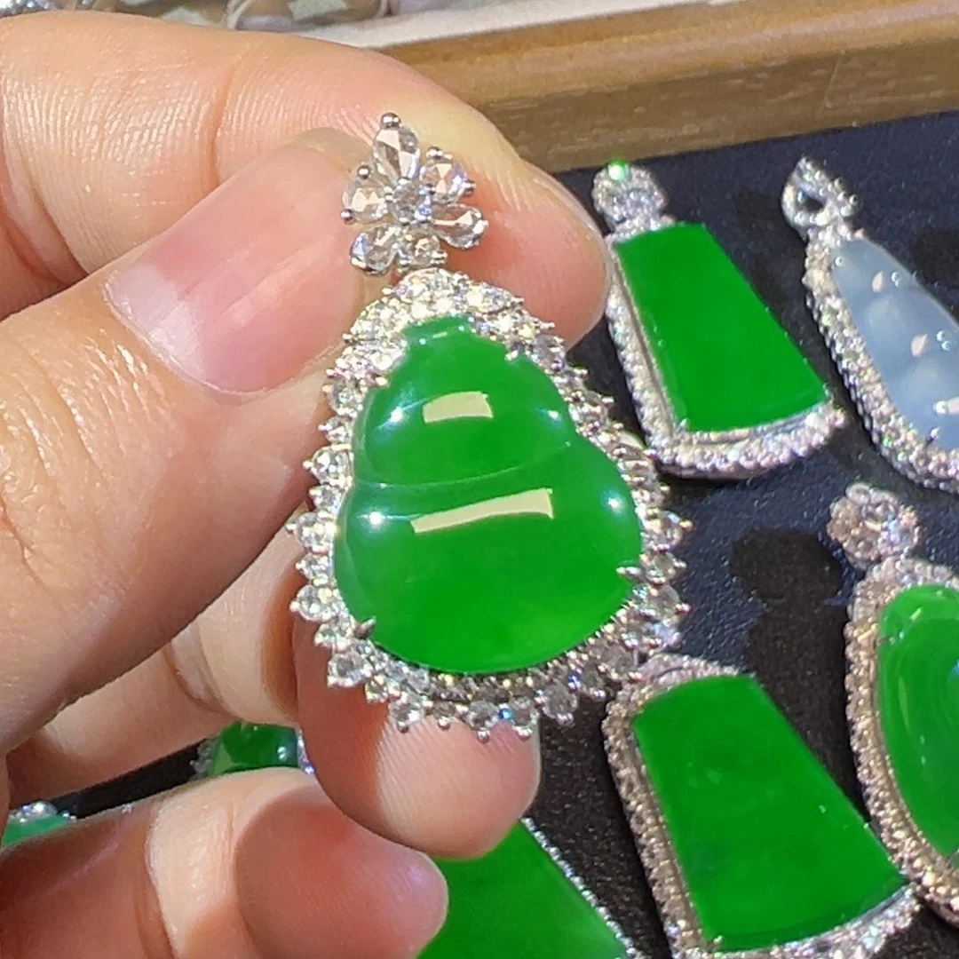 翡翠18K金镶嵌颈饰