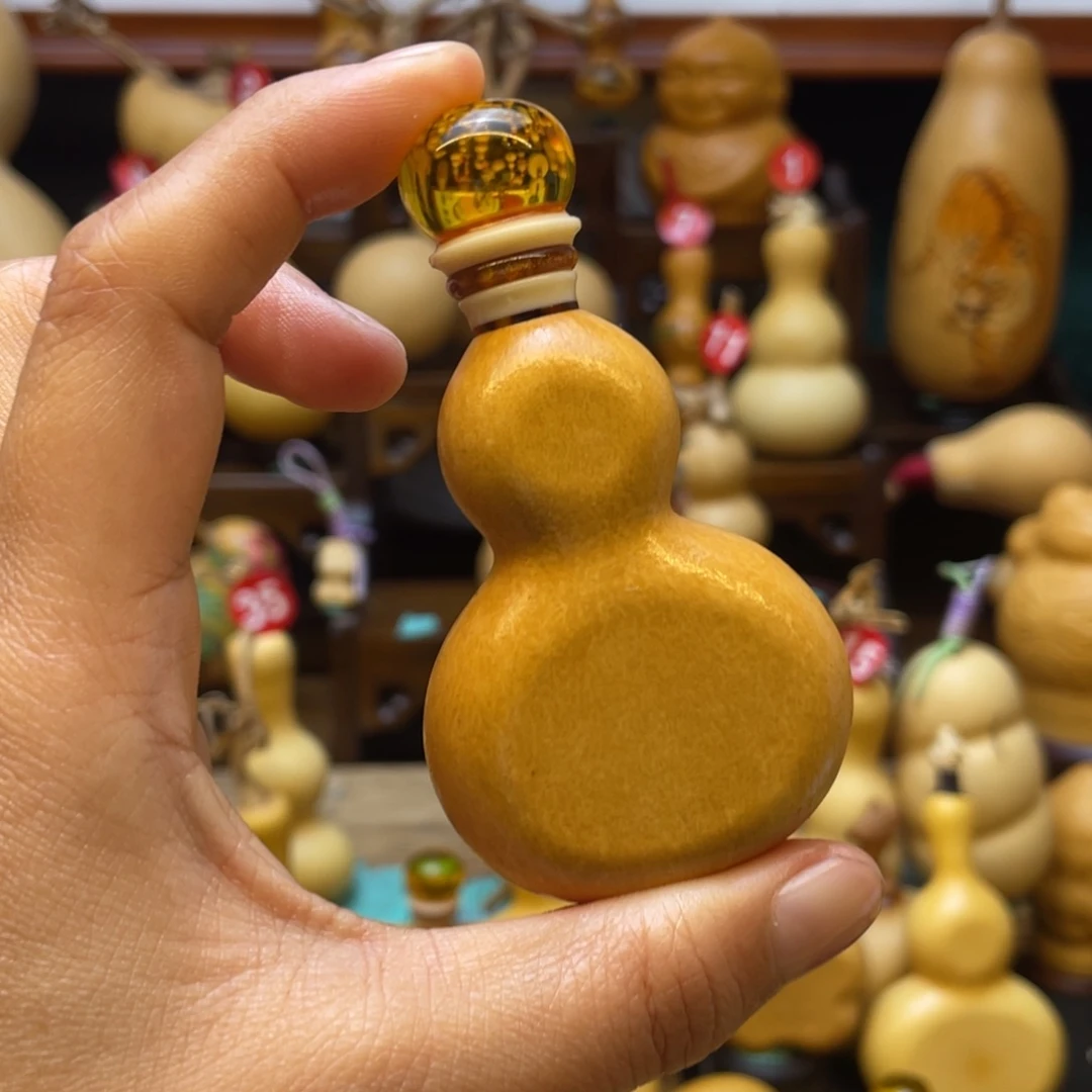 豌*葫芦等多种颜色的花鸟图案组成了图案