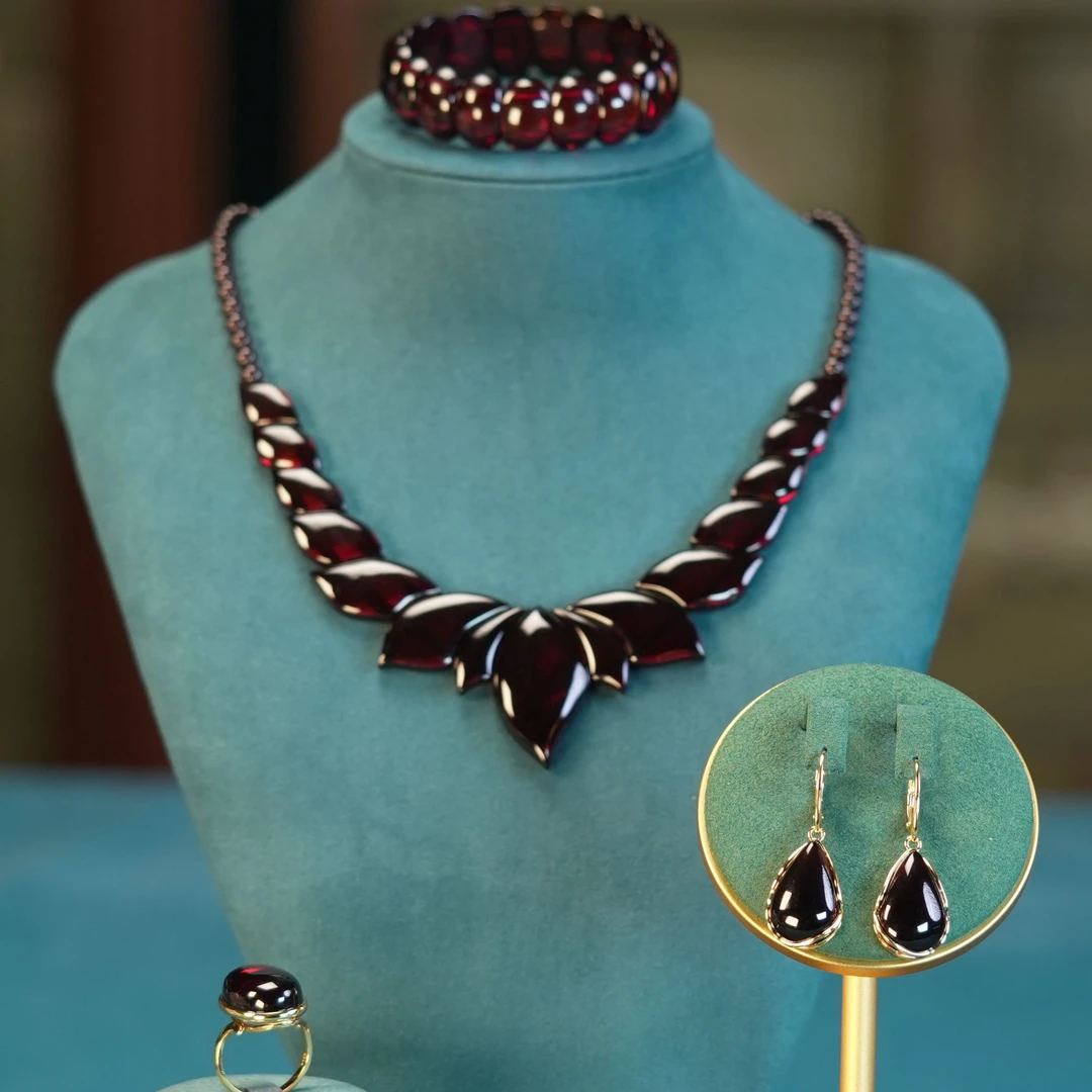 天然琥珀蜜蜡套装43.36gتەبىئىي كەھرىۋا يۈرۈشلۈك