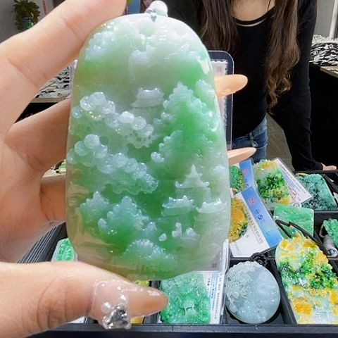 翡翠未镶嵌颈饰一个