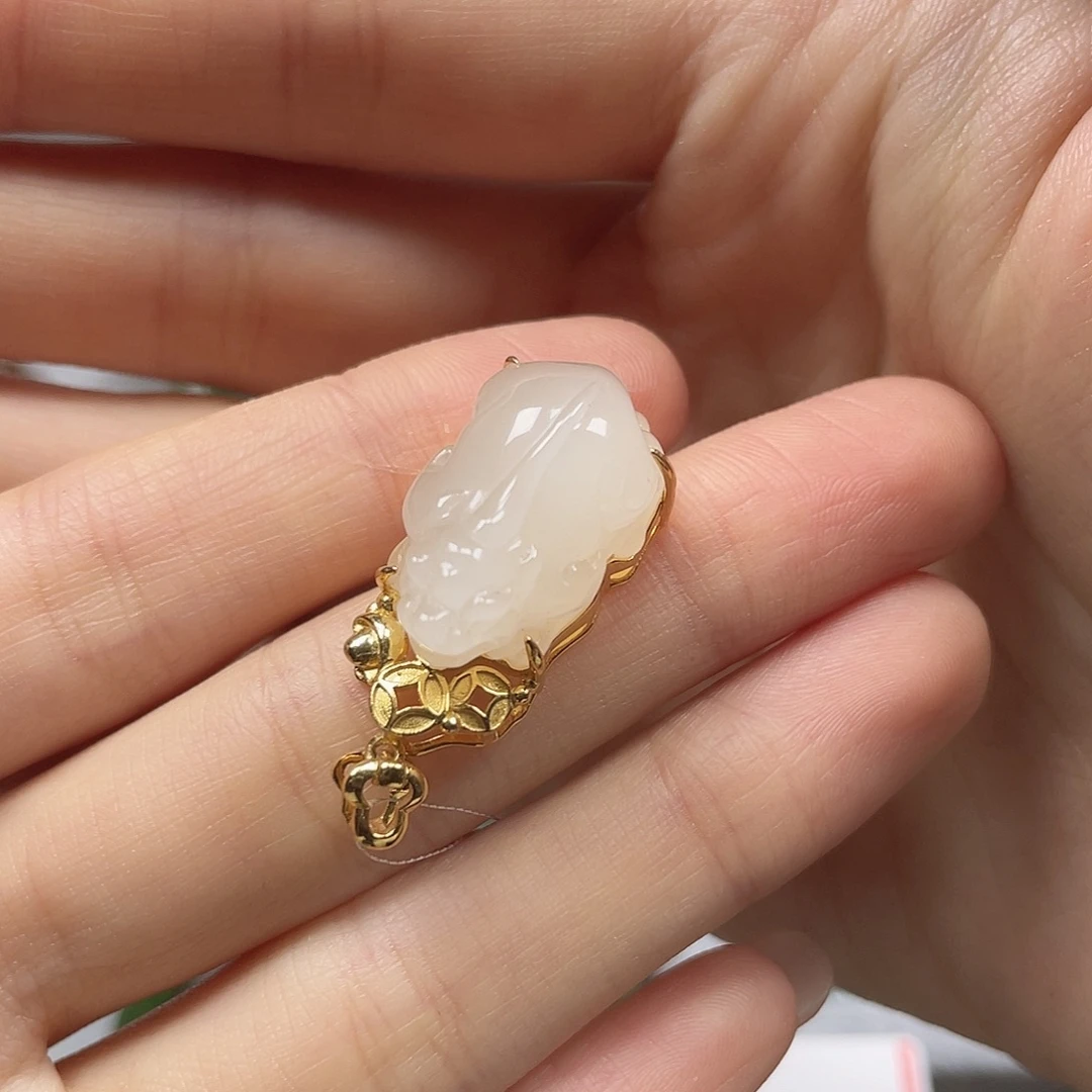 和田玉未镶嵌颈饰冰粉猫眼貔貅