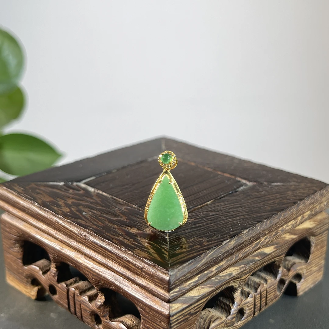 JCW02-119 天然缅甸A货翡翠  18K含钻镶嵌吊坠