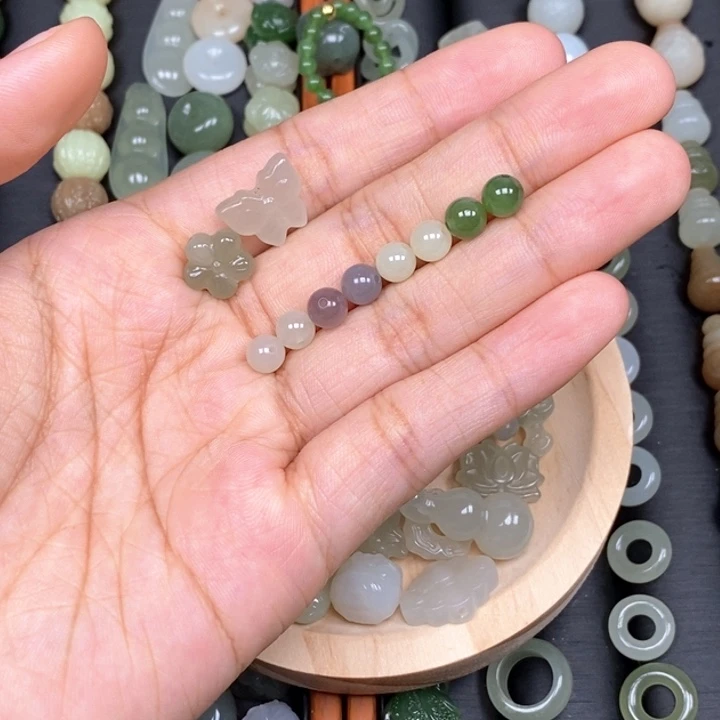 哈***尼和田玉未镶嵌颈饰