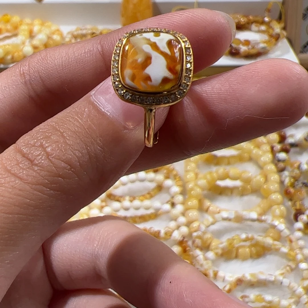 琥珀未镶嵌珠宝奇石金瓷白沁色戒指