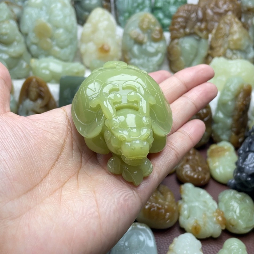 莫***颜和田玉未镶嵌颈饰