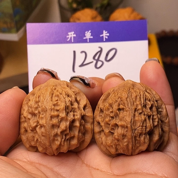 吊坠桃核红狮子33无刀痕