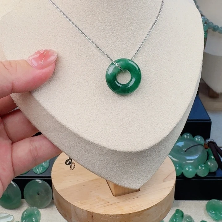 颈饰未镶嵌石英质玉