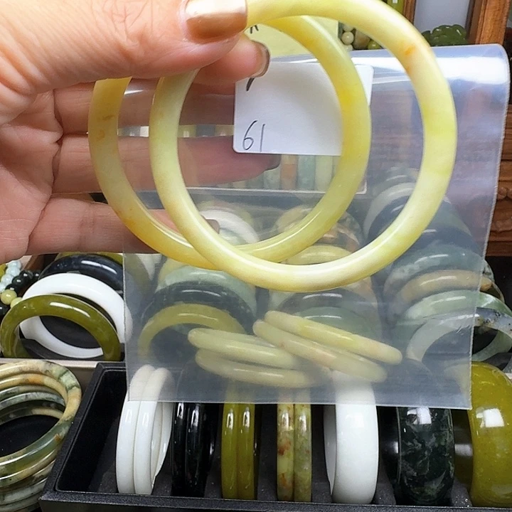 萧***屋未镶嵌蛇纹石玉手镯