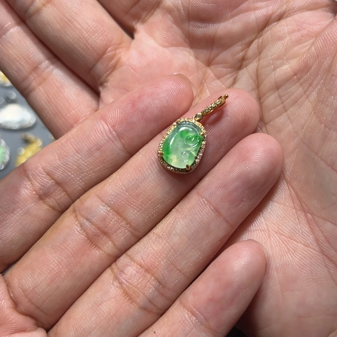 颈饰18K金镶嵌翡翠