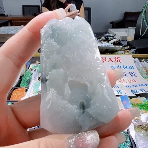 翡翠未镶嵌颈饰一个